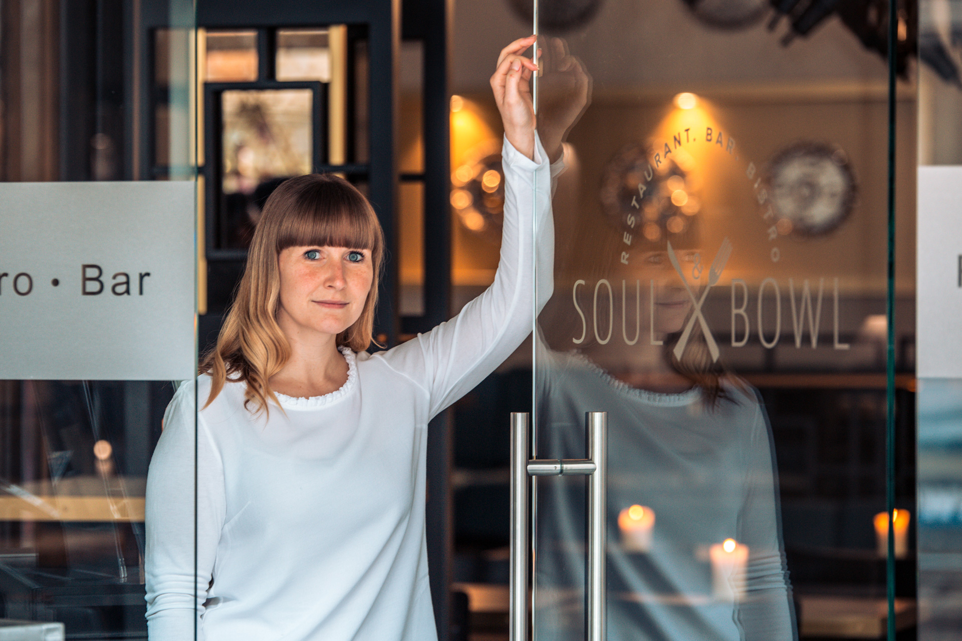 Blick durch die Fensterscheibe des Soul & Bowl